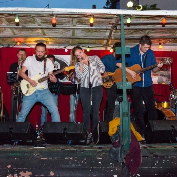 Bühne vor der Goldenen Krone beim 67. Darmstädter Heinerfest, 29.6. - 3.7.2017 (Foto: Christoph Rau, www.christoph-rau.de)