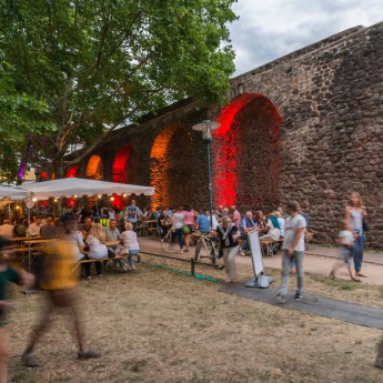 Weingarten an der Stadtmauer, 68. Darmstädter Heinerfest, 28.6. - 2.7.2018, (Foto: Christoph Rau, www.christoph-rau.de)