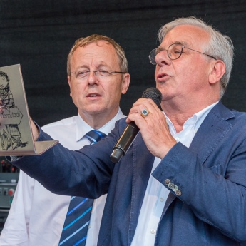 Jan Wörner (links) erhält von Wolfgang Koehler die Auszeichnung zum "Bekennenden Heiner" bei der Eröffnung des 67. Darmstädter Heinerfests (29.6. - 3.7.2017) am 29. Juni 2017, (Foto: Christoph Rau, www.christoph-rau.de)