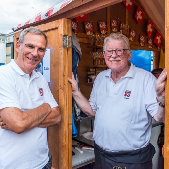 Schweizer im AlleWeltTreff beim 67. Darmstädter Heinerfests (29.6. - 3.7.2017) am 29. Juni 2017, (Foto: Christoph Rau, www.christoph-rau.de)