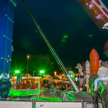 Löwenreiterin beim 67. Darmstädter Heinerfest, 29.6. - 3.7.2017 (Foto: Christoph Rau, www.christoph-rau.de)