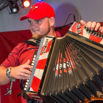 Dominik Ofner mit Band beim AlleWeltTreff Friedensplatz, 68. Darmstädter Heinerfest, 28.6. - 2.7.2018, (Foto: Christoph Rau, www.christoph-rau.de)